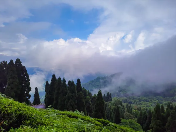 Groene Berg Vallei Met Blauwe Lucht Zware Bewolking Morgen Afbeelding — Stockfoto