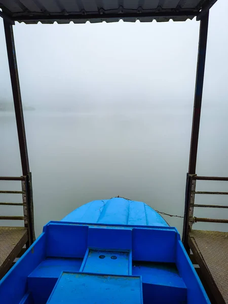 Barco Azul Aislado Anclado Lado Del Lago Imagen Mañana Toma — Foto de Stock