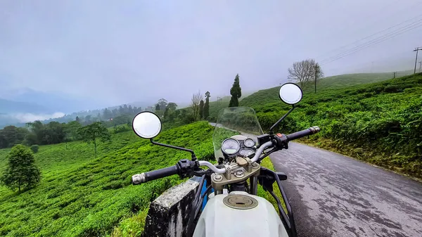 Motocicleta Livrando Bela Montanha Isolada Manhã Partir Ângulo Plano Imagem — Fotografia de Stock