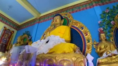 Antik Budist manastırı Budha heykeli gün içinde alçaktan