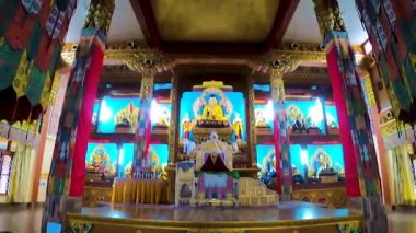 Antik Budist manastırı gündüz düz bir açıdan içeriye bakıyor.