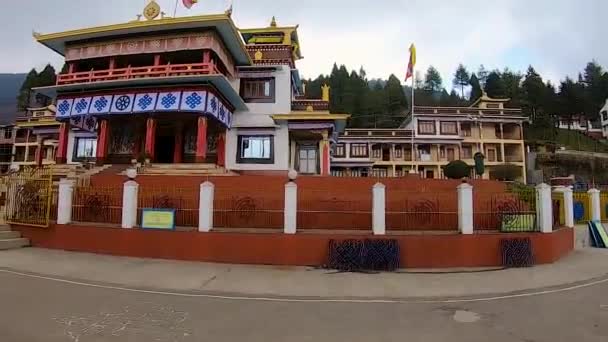 Starożytny Buddyjski Kolorowy Klasztor Zachmurzonym Niebem Pod Innym Kątem Dzień — Wideo stockowe