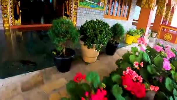 古代仏教の修道院の入り口は昼間の平らな角度から見ると — ストック動画