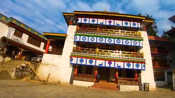 Forntida Stora Färgglada Buddhist Kloster Morgonen Från Olika Perspektiv — Stockvideo