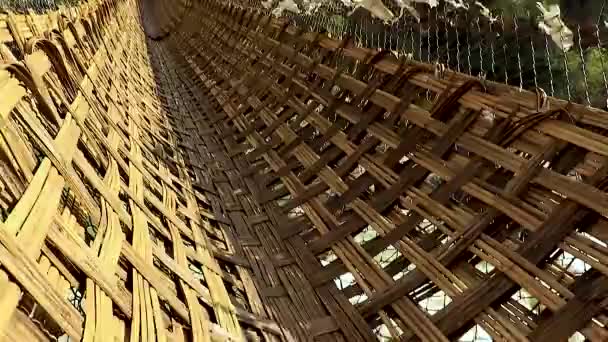 Starożytny Święty Most Bambusowy Wielu Buddyjskich Świętych Flag Unikalnej Perspektywy — Wideo stockowe