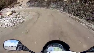 Himalaya Dağı 'nda motosiklet sürüşü sabah düz açıyla virajlı yoldan çıkar.