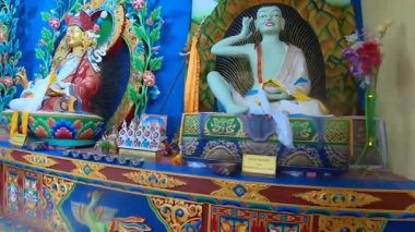 Budist tanrı heykeli manastıra farklı bir açıdan çekilmiş.