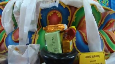 Budist tanrı heykeli manastıra farklı bir açıdan çekilmiş.