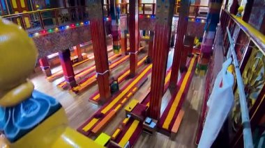 Budist manastırı sabahları içeriyi görüyor.