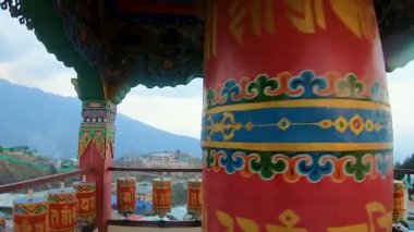 Budist manastırı dönen dua çarkları düz açıyla manastıra yaklaşıyor.