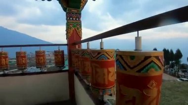 Budist manastırı dönen dua çarkları düz açıyla manastıra yaklaşıyor.