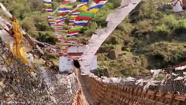 Ancien Pont Bambou Sacré Avec Nombreux Drapeaux Saints Bouddhistes Une — Video