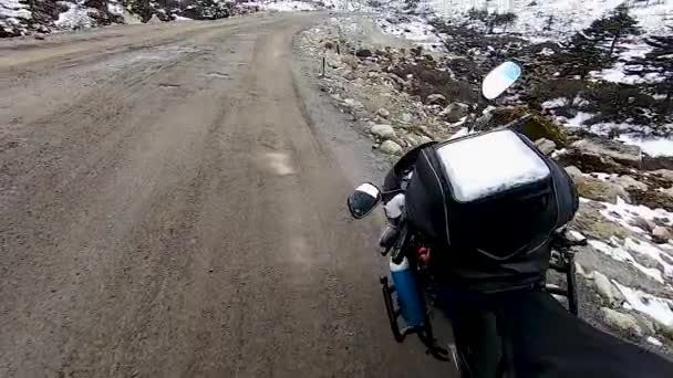 Uzak Himalaya Izole Yolundaki Bisiklet Kuyruğu Arka Planda Kar Örtüsü — Stok video