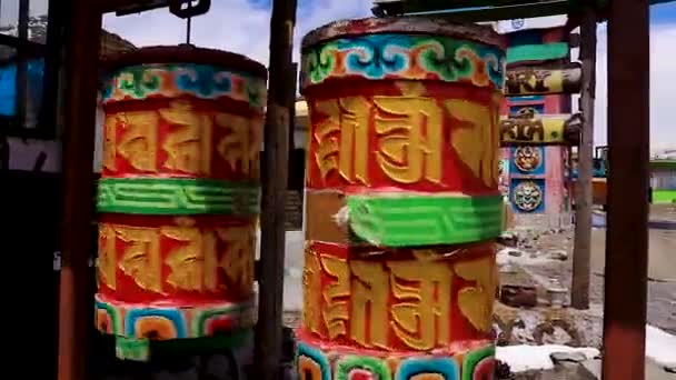 艺术家用宗教的车轮和明亮的蓝天装饰着城市的入口大门 — 图库视频影像