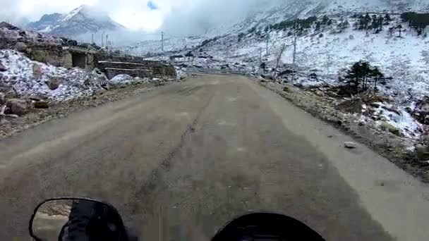 以雪山为背景的偏远的希玛拉扬偏僻道路上的自行车道 — 图库视频影像