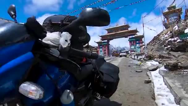 Ποδηλάτης Φορτωμένο Μοτοσικλέτα Στο Ορεινό Πέρασμα Φωτεινό Γαλάζιο Ουρανό Την — Αρχείο Βίντεο