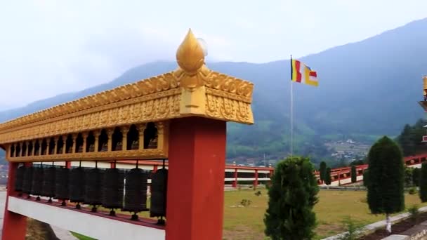 Buddyjski Klasztor Jasnoniebieskim Niebem Rano Płaskim Kątem — Wideo stockowe