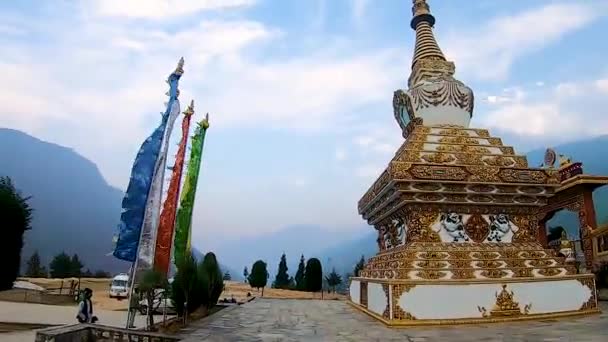 Buddhist Stupa Med Klarblå Himmel Morgonen Från Låg Vinkel — Stockvideo