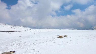 Himalaya dağlarında sabah vakti bulutların dağılması