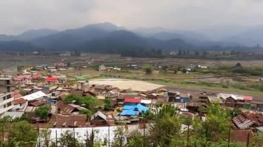 Kalabalık şehir manzarası dağın tepesinden sabah üst açıyla