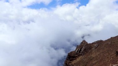 Himalaya dağlarının arka planında sabah düz açıyla ağır bulut hareketleri