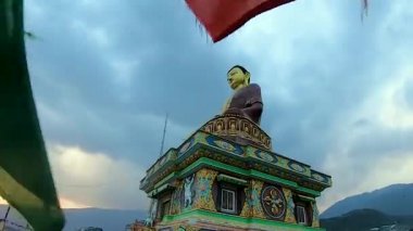 Büyük Buda altın heykeli farklı bir perspektiften Akşamları dramatik gökyüzü
