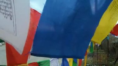 Büyük Buda altın heykeli farklı bir perspektiften Akşamları dramatik gökyüzü