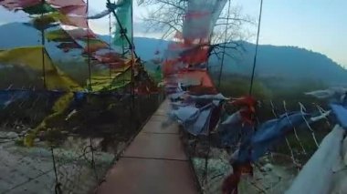 Demir asma köprüsü ve bir sürü kutsal Budist dini bayrağı sabah