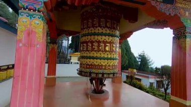 Budizm 'in kutsal tekerlerini manastırda düz bir açıdan döndüren adam.