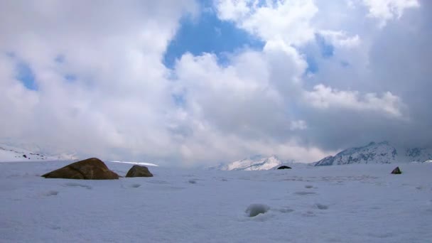 雪の山の上の雲の時間の経過 — ストック動画