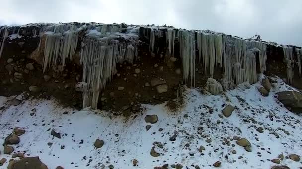 Замороженные Сосульки Торчащие Вершине Горы Зимой Утром — стоковое видео