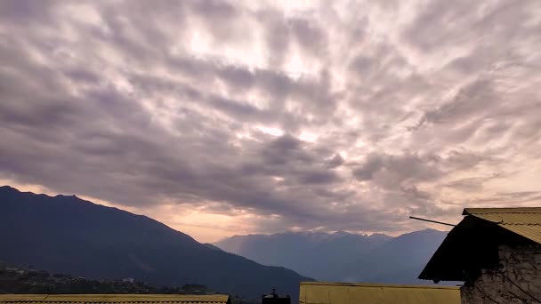 Dramatyczne Nastrojowe Niebo Pokryte Ciężkimi Niskimi Chmurami Górskim Tłem Godzinach — Wideo stockowe