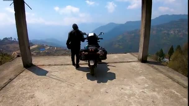 女の子オートバイとともに彼女のロードされたオートバイと自然の景色で朝 — ストック動画