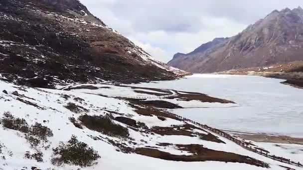 Bevroren Sela Meer Met Sneeuw Cap Bergen Heldere Blauwe Lucht — Stockvideo