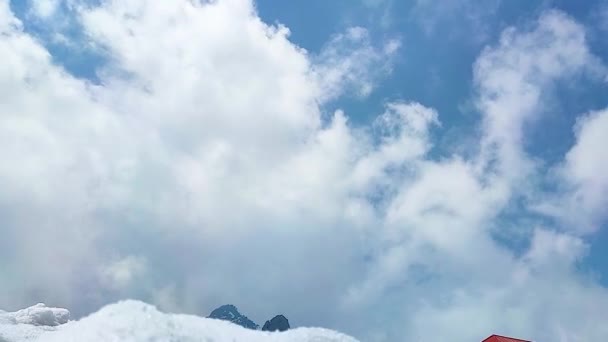 朝の青空を背景に平らな角度からの激しい雲の動き — ストック動画