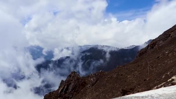 Gerakan Awan Berat Dengan Latar Belakang Pegunungan Himalayan Pagi Hari — Stok Video
