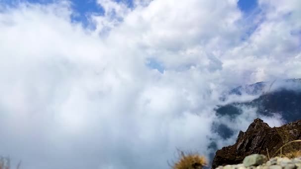 Pesanti Movimenti Nuvolosi Con Sfondo Montano Himalayano Mattino Angolo Piatto — Video Stock