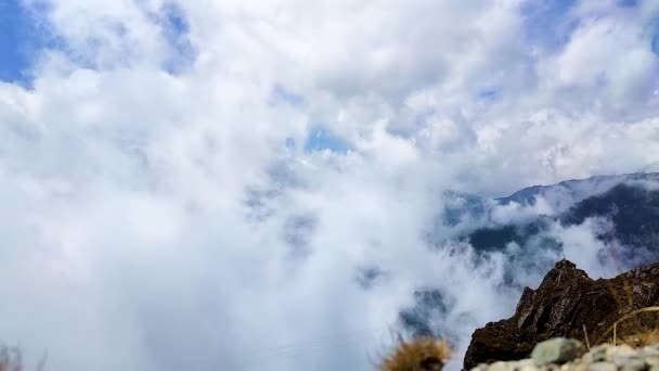 Tunga Moln Rörelser Med Himalayan Berg Bakgrund Morgonen Från Platt — Stockvideo