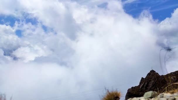 Ciężkie Ruchy Chmur Himalajskim Tłem Górskim Rano Płaskim Kątem — Wideo stockowe