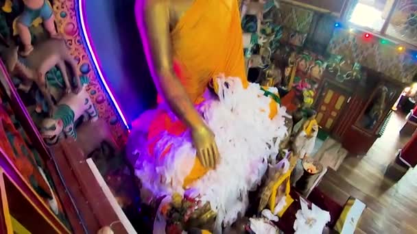 Огромная Золотая Статуя Будды Украшенная Религиозными Флагами Подношениями Вечером — стоковое видео