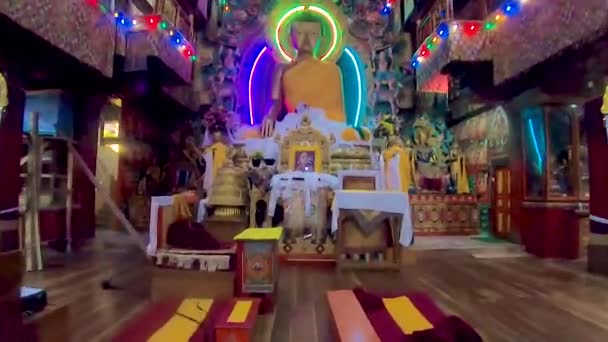 Enorme Estátua Ouro Buddha Decorado Com Bandeiras Religiosas Ofertas Noite — Vídeo de Stock