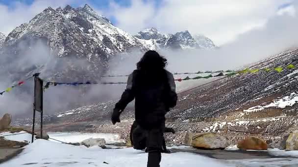 Soyutlanmış Genç Bir Çift Romantik Zaman Geçirir Dağın Tepesinde Dramatik — Stok video