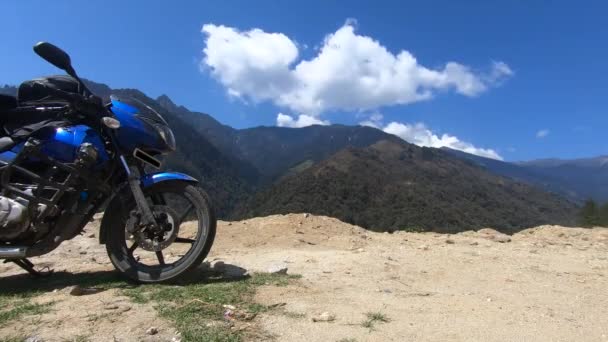 산에서 오토바이 구름의 아침에 각도에서 하늘을 — 비디오