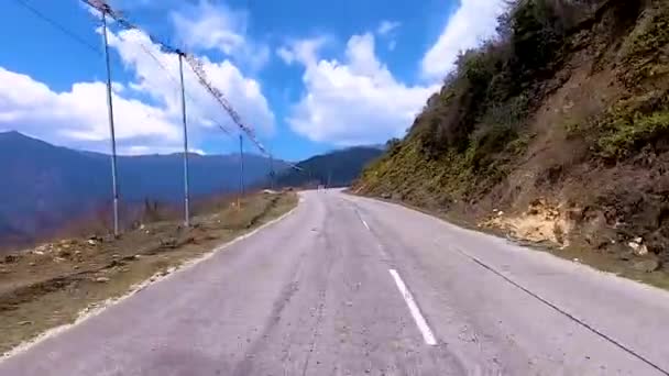 Himalaya Dağ Yolunda Sabah Düz Açılı Mavi Gökyüzü Olan Motosiklet — Stok video