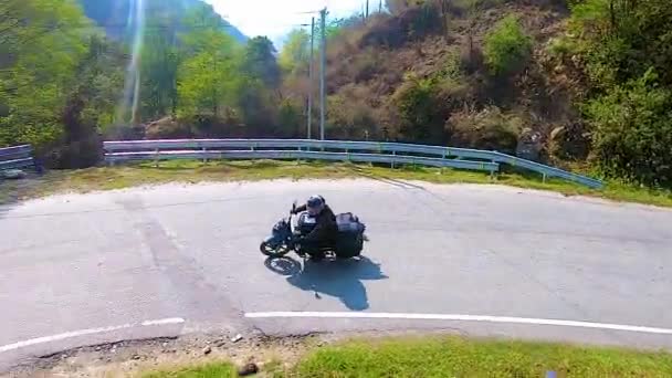 Motorfiets Rijden Himalaya Berg Kronkelige Weg Ochtend Van Bovenaf Hoek — Stockvideo