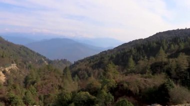 Himalaya 'nın çok katmanlı sıradağları vadi manzaralı ve gündüzleri inanılmaz gökyüzü düz açılı.