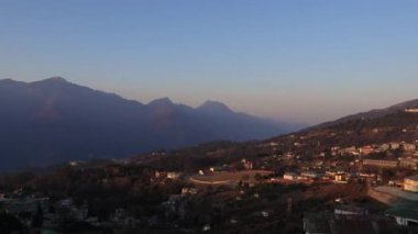 Tawang şehir manzarası, şafak vakti düz açıyla dağın tepesinden.