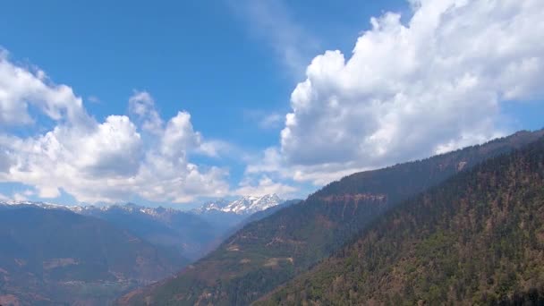 Dağ Vadisinin Zamanı Doluyor Parlak Mavi Gökyüzü Sabah Düz Bir — Stok video