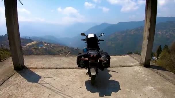 Berijder Geladen Motorfiets Met Ongerept Natuurlijk Uitzicht Heuvel Top Ochtend — Stockvideo