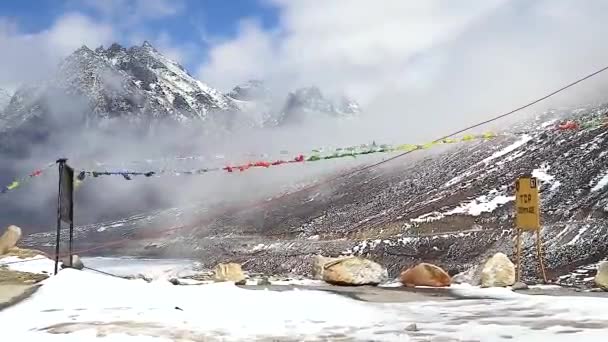 Budizm Bayrakları Arasında Gün Içinde Dramatik Bir Gökyüzü Olan Kar — Stok video